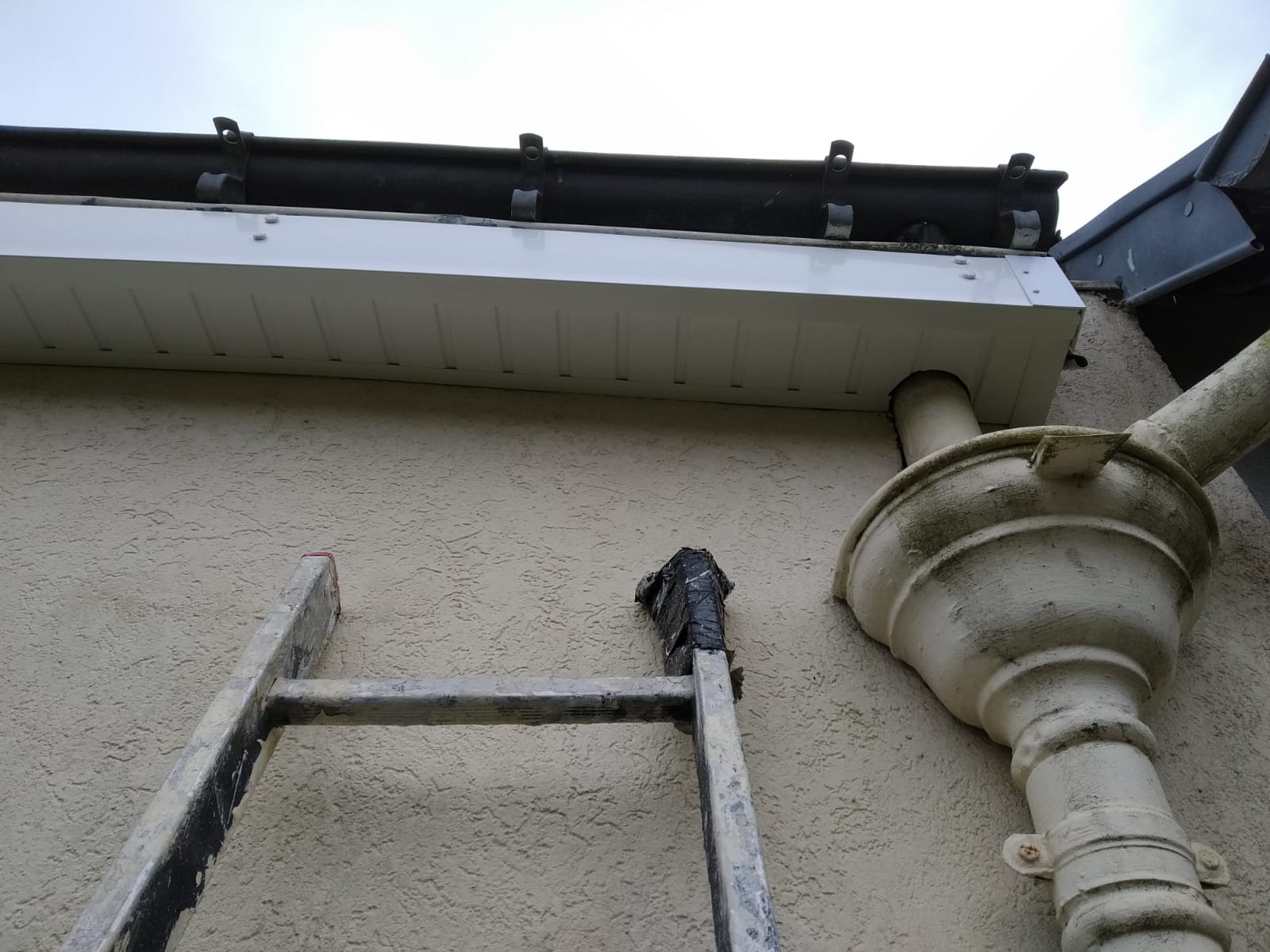 Pose de PVC planche de rive sous face ou cache moineau - après