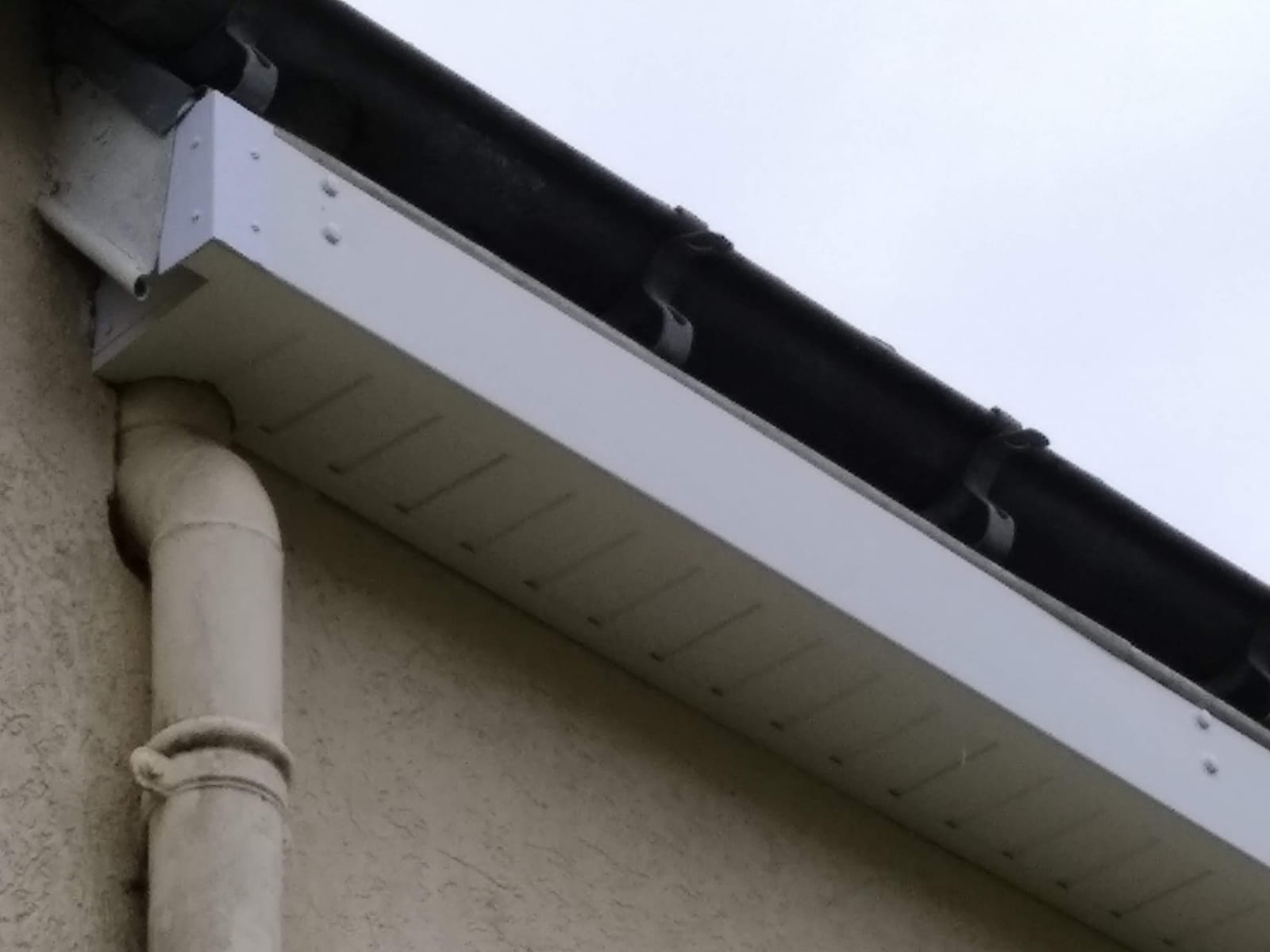 Pose de PVC sur planche de rive et sous face cache-moineaux - après