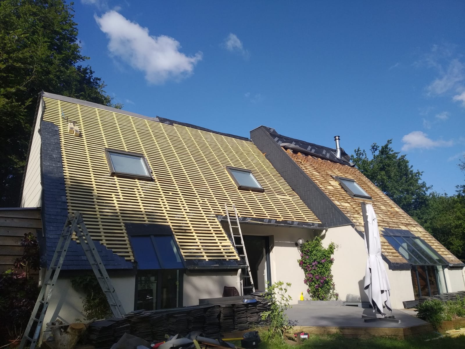 Remplacement de litonnage, pose d'un écran sous toiture, remplacement d'ardoise et de crochet - en cours